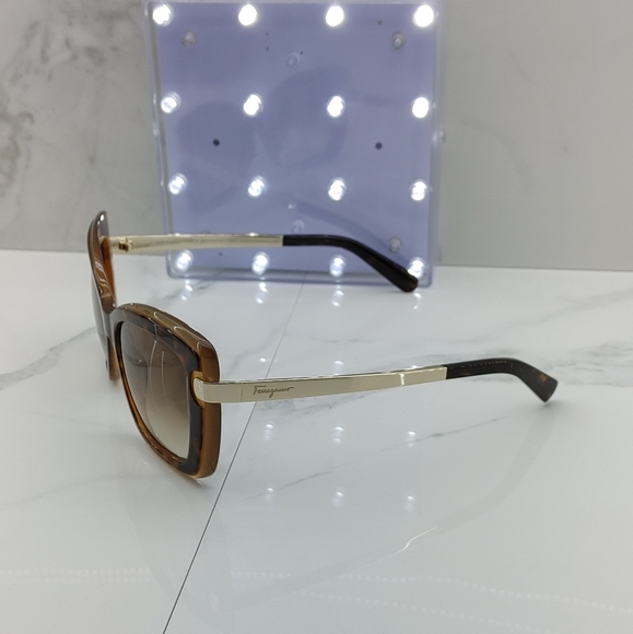 Salvatore Ferragamo Oversized Sunglasses - Picture 4 of 6